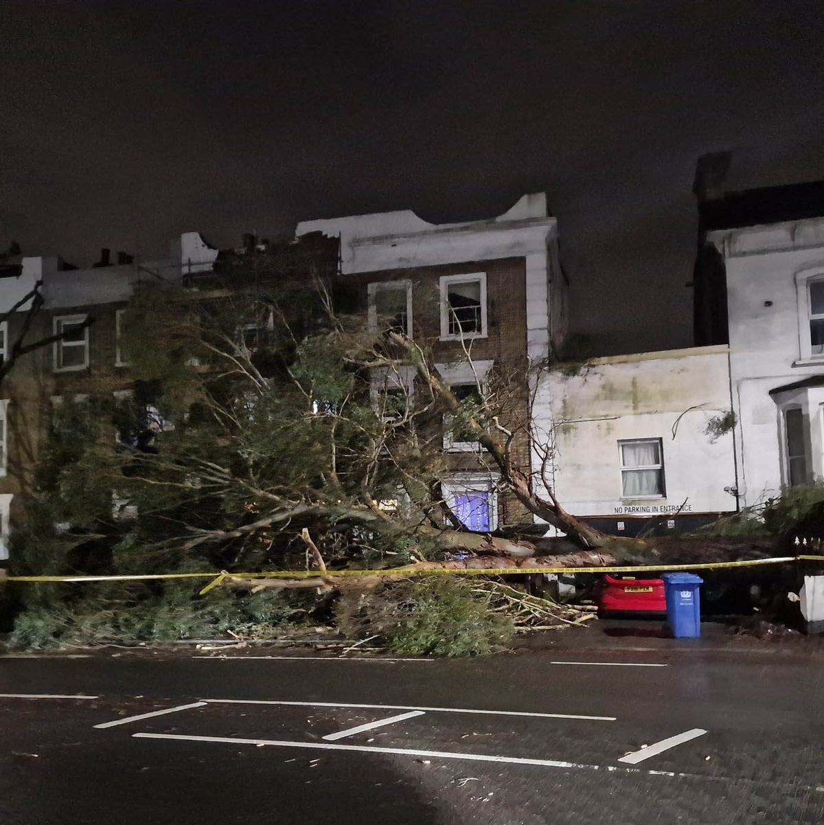 Von Sturm «Henk» verursachte Schäden in einer Straße in London. - Foto: Michael Snasdell/X/PA Wire/dpa