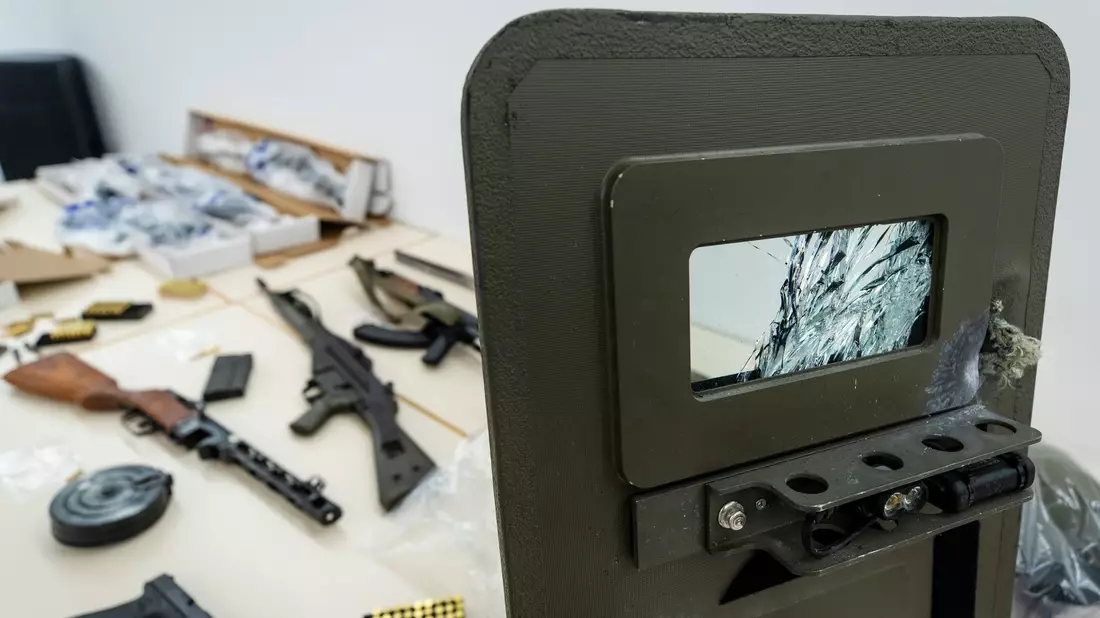 Dieses ballistische Schutzschild kam bei einer Wohnungsdurchsuchung in Boxberg zum Einsatz. - Bild: Christoph Schmidt/dpa