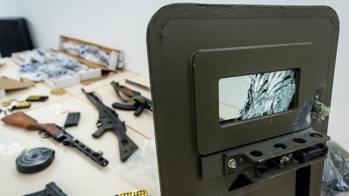 Dieses ballistische Schutzschild kam bei einer Wohnungsdurchsuchung in Boxberg zum Einsatz. - Foto: Christoph Schmidt/dpa