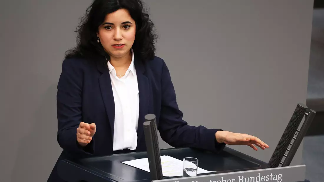 Die Grünen-Abgeordnete Misbah Khan findet, alle engagierten Menschen, auch freie Journalisten, Ehrenamtliche und Kommunalpolitikerinnen sollten besser vor Angriffen geschützt werden. (Archivfoto) - Bild: Jörg Carstensen/dpa
