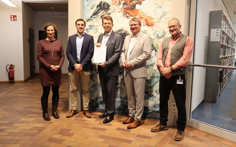 POL-HfPolBW: Beinahe ein Mann der ersten Stunde: Manfred Laziok, Stellvertretender Verwaltungsdirektor der Hochschule für Polizei nach mehr als 45 Dienstjahren in den Ruhestand verabschiedet - Foto: presseportal.de