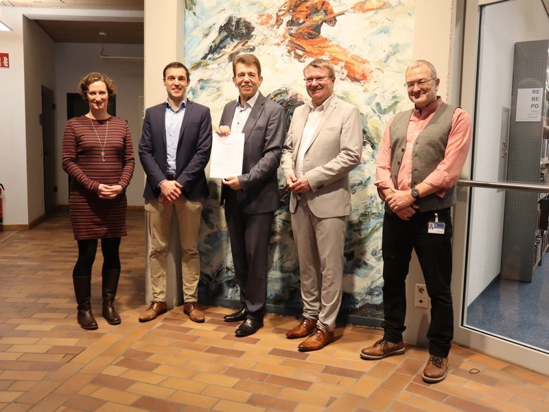 POL-HfPolBW: Beinahe ein Mann der ersten Stunde: Manfred Laziok, Stellvertretender Verwaltungsdirektor der Hochschule für Polizei nach mehr als 45 Dienstjahren in den Ruhestand verabschiedet - Foto: presseportal.de