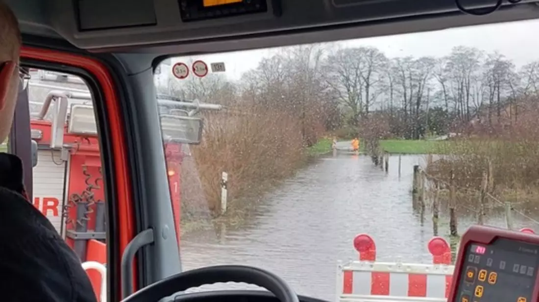 FW-Schermbeck: Wasser auf Fahrbahn - Bild: presseportal.de