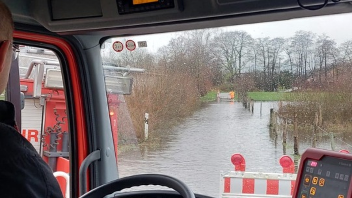 FW-Schermbeck: Wasser auf Fahrbahn - Foto: presseportal.de