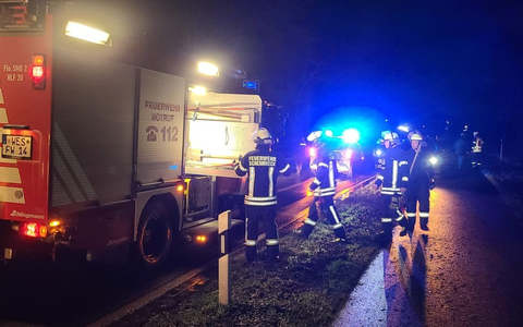 FW-Schermbeck: Wasser auf Fahrbahn - Foto: presseportal.de