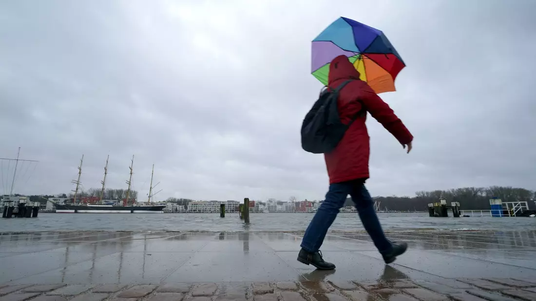 Das Wasser der Trave schwappt in Lübeck auf die Travepromenade. - Bild: Marcus Brandt/dpa