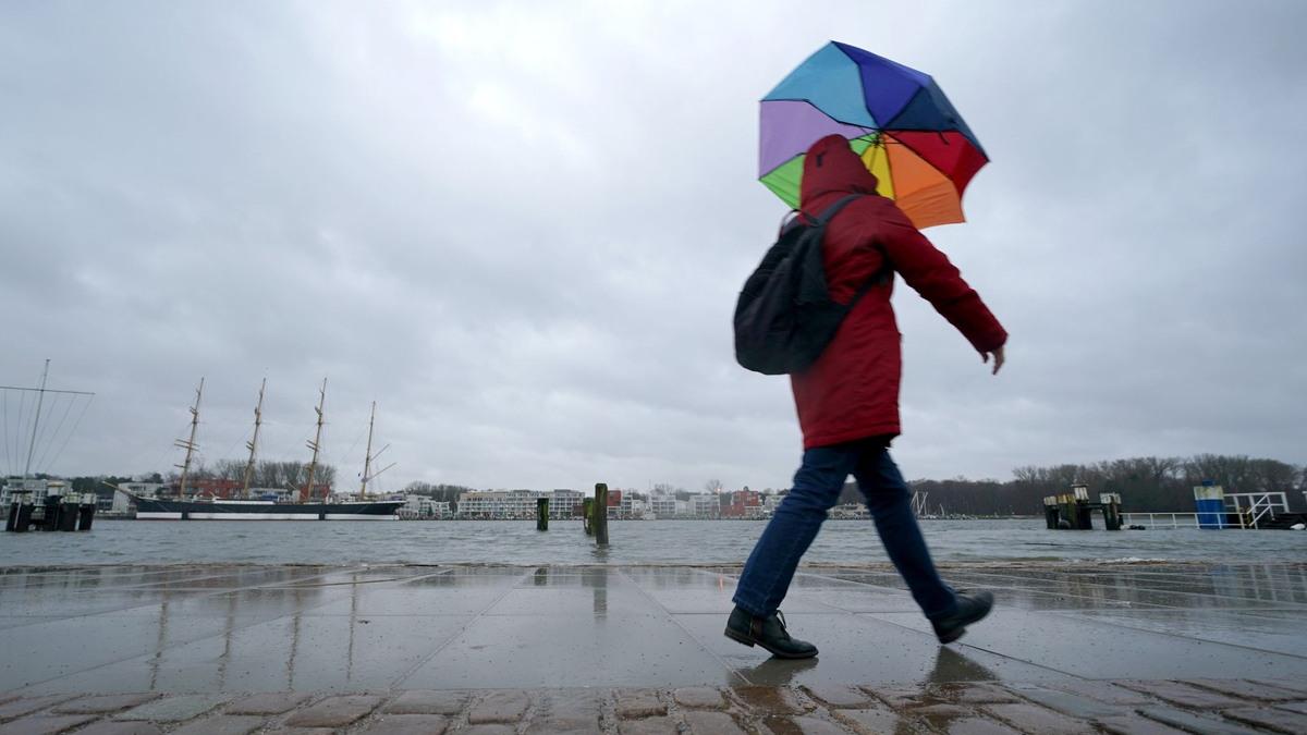 Das Wasser der Trave schwappt in Lübeck auf die Travepromenade. - Foto: Marcus Brandt/dpa