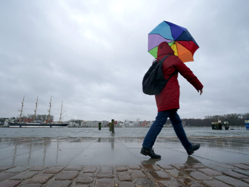 Das Wasser der Trave schwappt in Lübeck auf die Travepromenade. - Foto: Marcus Brandt/dpa