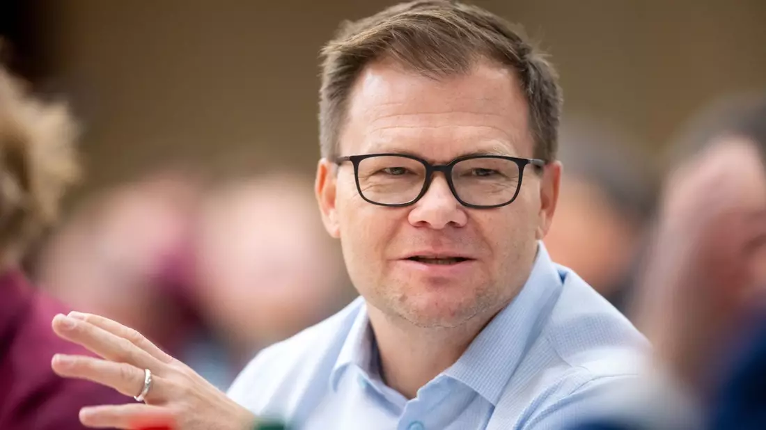 Hält gar nichts von einem AfD-Verbotsverfahren: Carsten Schneider, Beauftragter der Bundesregierung für Ostdeutschland. - Bild: Michael Reichel/dpa