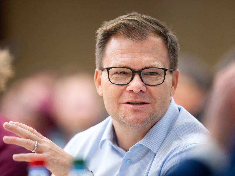Hält gar nichts von einem AfD-Verbotsverfahren: Carsten Schneider, Beauftragter der Bundesregierung für Ostdeutschland. - Foto: Michael Reichel/dpa