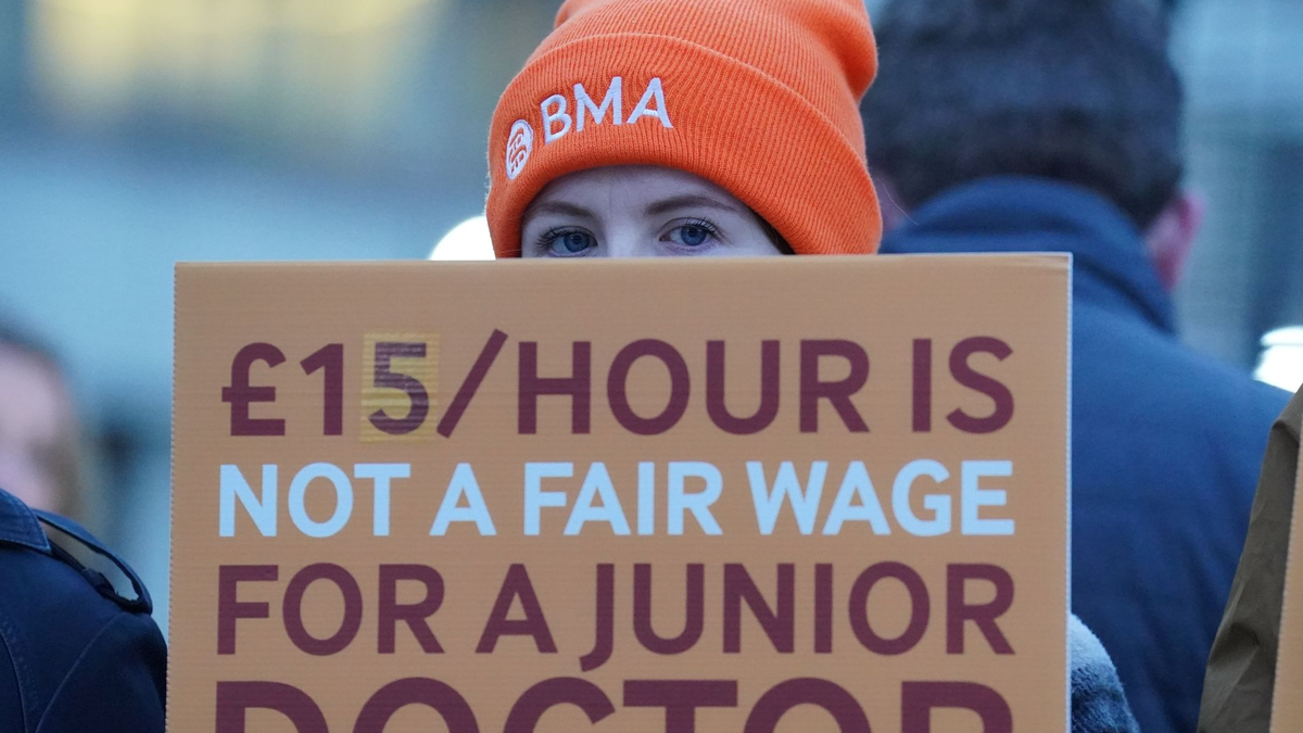 Sechs Tage lang wollen die Assistenzärzte in Großbritannien streiken. - Foto: Jonathan Brady/PA Wire/dpa