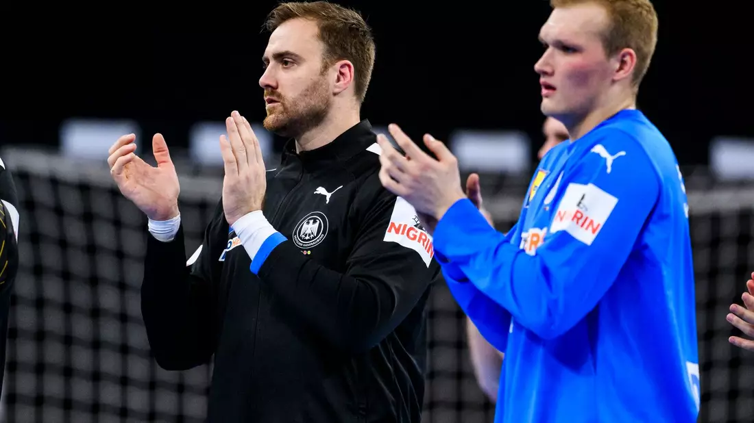 Deutschlands Andreas Wolff (l) und David Späth (r) bedanken sich nach einem Spiel bei den Fans. - Bild: Tom Weller/dpa
