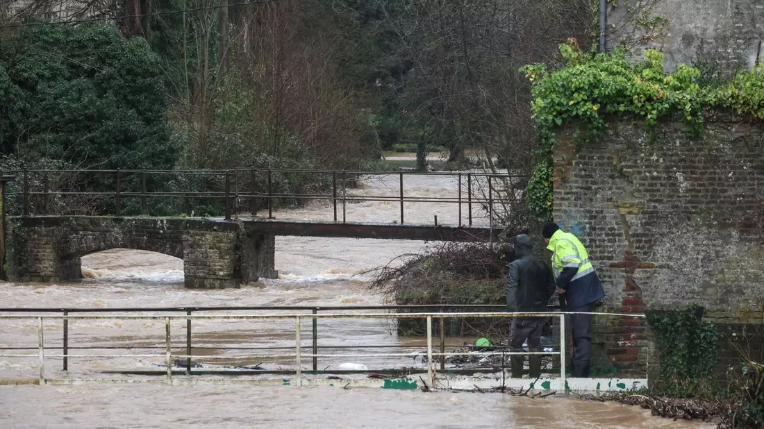 In Nordfrankreich ist wegen Sturm «Henk» und heftigen Regens die höchste Unwetterwarnstufe ausgerufen worden. - Bild: Denis Charlet/AFP/dpa