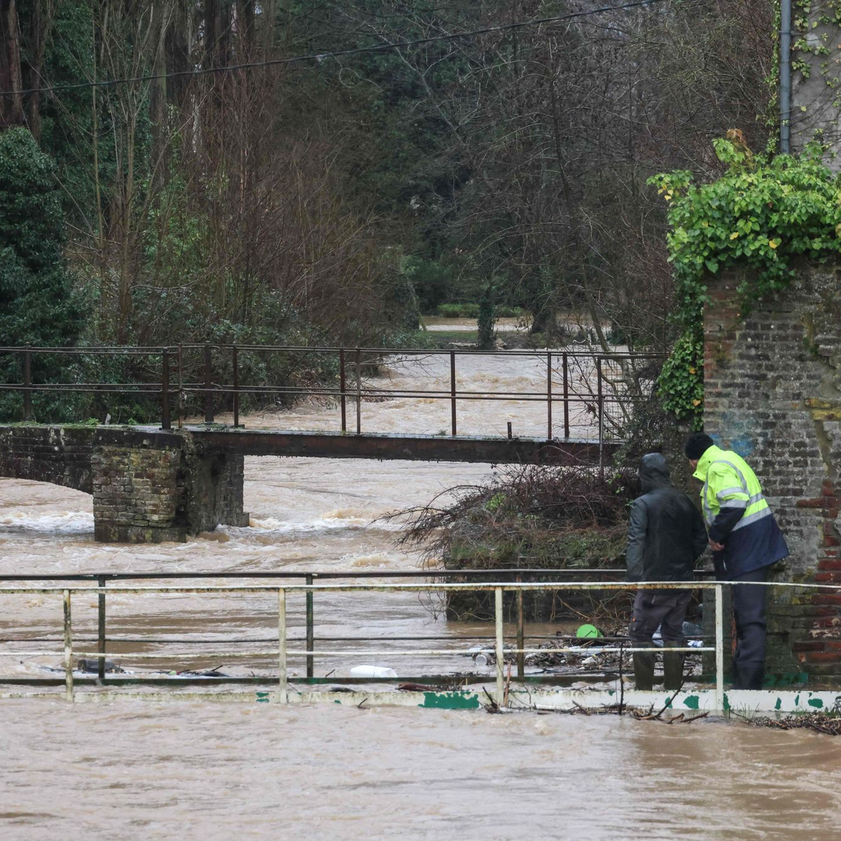 In Nordfrankreich ist wegen Sturm «Henk» und heftigen Regens die höchste Unwetterwarnstufe ausgerufen worden. - Foto: Denis Charlet/AFP/dpa
