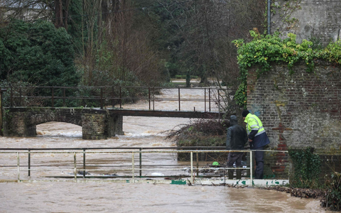 In Nordfrankreich ist wegen Sturm «Henk» und heftigen Regens die höchste Unwetterwarnstufe ausgerufen worden. - Foto: Denis Charlet/AFP/dpa