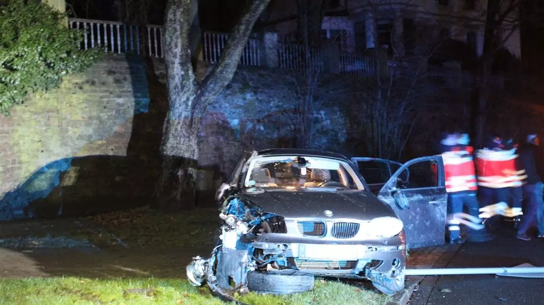 POL-MI: Pkw kommt von Straße ab und kracht gegen Kilometerstein - Bild: presseportal.de