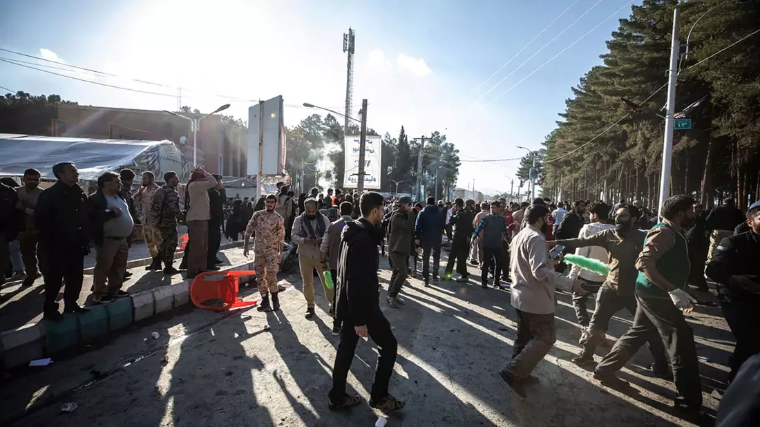 In der iranischen Stadt Kerman wurden iranischen Staatsmedien zufolge mehr als hundert Menschen durch Explosionen getötet. Sie pilgerten anlässlich des Todestags des Generals Ghassem Soleimani zu dessen Grab. - Bild: Mahdi Karbakhsh Ravari/Mehr News Agency/AP/dpa