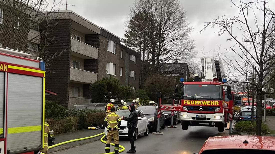 FW-HAAN: Rauch breitet sich in Kellern dreier Mehrfamilienhäuser aus - Bild: presseportal.de