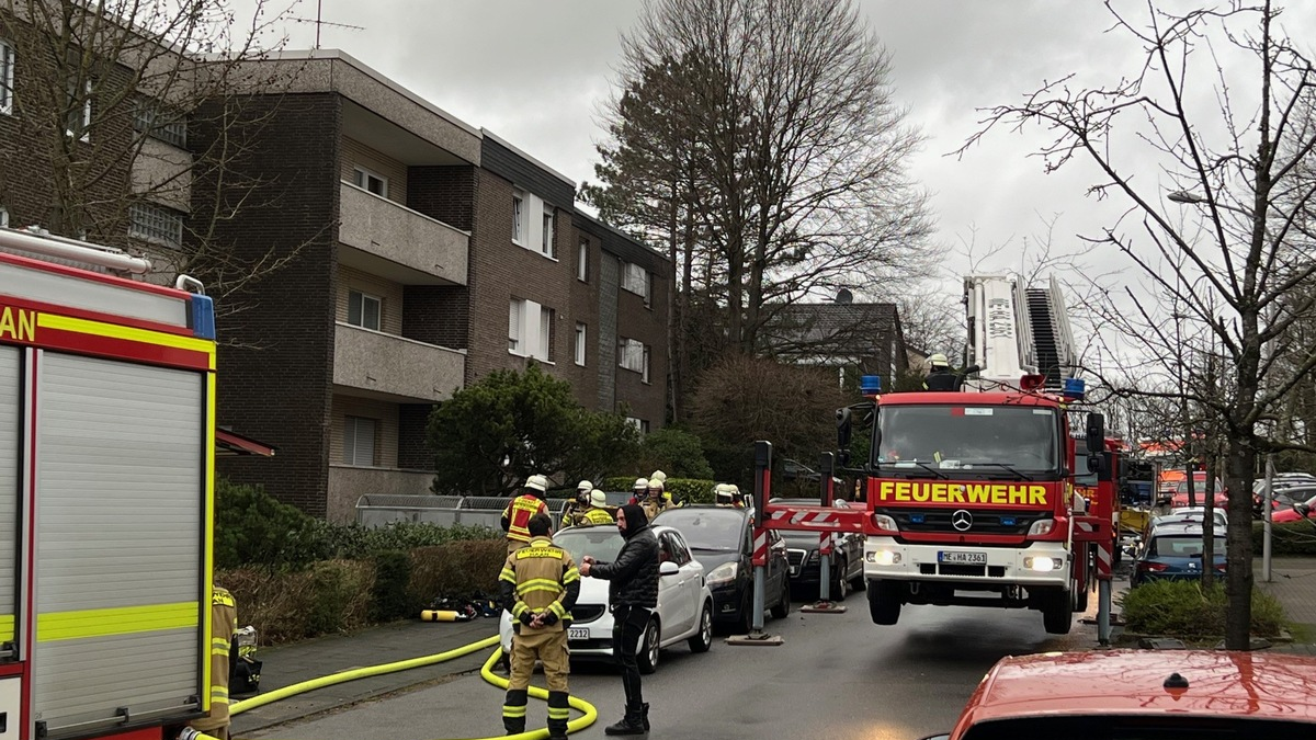 FW-HAAN: Rauch breitet sich in Kellern dreier Mehrfamilienhäuser aus - Foto: presseportal.de
