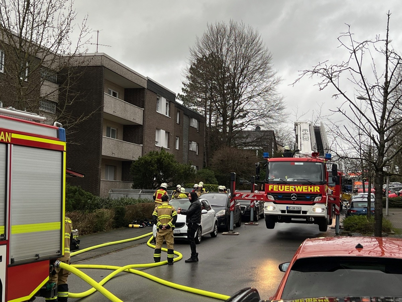 FW-HAAN: Rauch breitet sich in Kellern dreier Mehrfamilienhäuser aus - Foto: presseportal.de