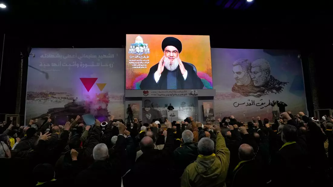 Hisbollah-Führer Sayyed Hassan Nasrallah grüßt seine Anhänger während einer Videoübertragung im Rahmen einer Zeremonie zum vierten Jahrestag der Ermordung des iranischen Quds-Truppengenerals Soleimani. - Bild: Hassan Ammar/AP/dpa
