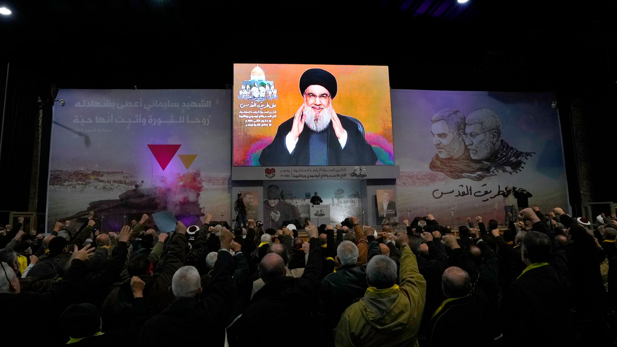 Hisbollah-Führer Sayyed Hassan Nasrallah grüßt seine Anhänger während einer Videoübertragung im Rahmen einer Zeremonie zum vierten Jahrestag der Ermordung des iranischen Quds-Truppengenerals Soleimani. - Foto: Hassan Ammar/AP/dpa