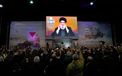 Hisbollah-Führer Sayyed Hassan Nasrallah grüßt seine Anhänger während einer Videoübertragung im Rahmen einer Zeremonie zum vierten Jahrestag der Ermordung des iranischen Quds-Truppengenerals Soleimani. - Foto: Hassan Ammar/AP/dpa