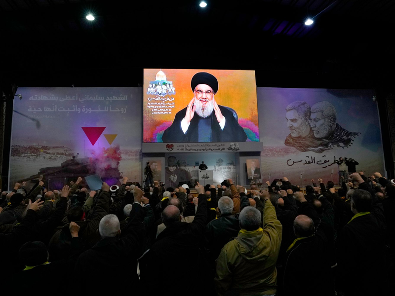 Hisbollah-Führer Sayyed Hassan Nasrallah grüßt seine Anhänger während einer Videoübertragung im Rahmen einer Zeremonie zum vierten Jahrestag der Ermordung des iranischen Quds-Truppengenerals Soleimani. - Foto: Hassan Ammar/AP/dpa