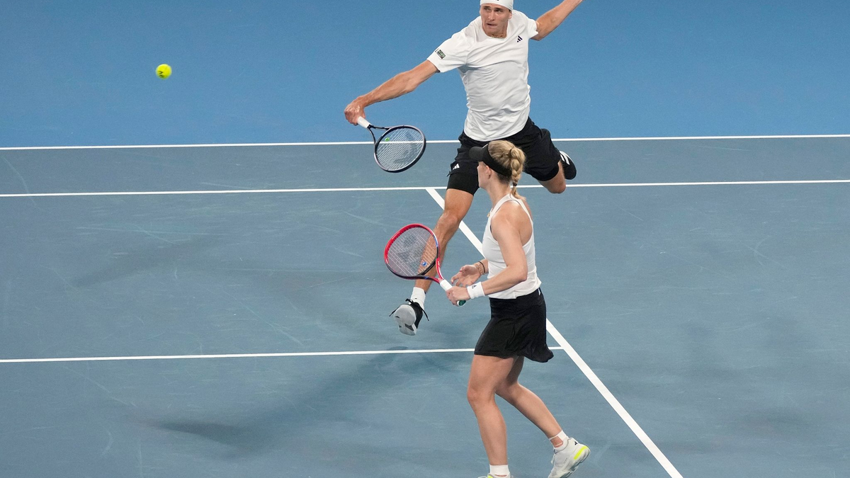 Angelique Kerber (unten) und Alexander Zverev während eines Mixed-Doppel-Matches. - Foto: Rick Rycroft/AP/dpa
