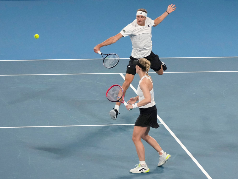 Angelique Kerber (unten) und Alexander Zverev während eines Mixed-Doppel-Matches. - Foto: Rick Rycroft/AP/dpa