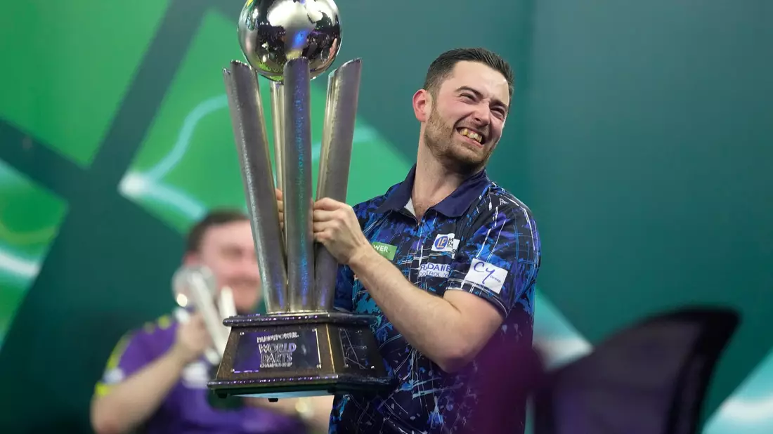 Luke Humphries krönte sich erstmals zum Weltmeister. - Bild: Kin Cheung/AP