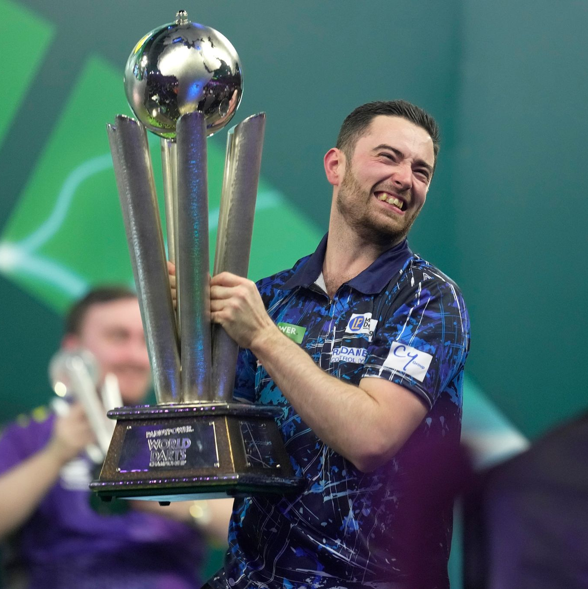 Luke Humphries krönte sich erstmals zum Weltmeister. - Foto: Kin Cheung/AP