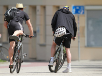 Zwei Männer auf Fahrrad (Archiv) - Foto: über dts Nachrichtenagentur