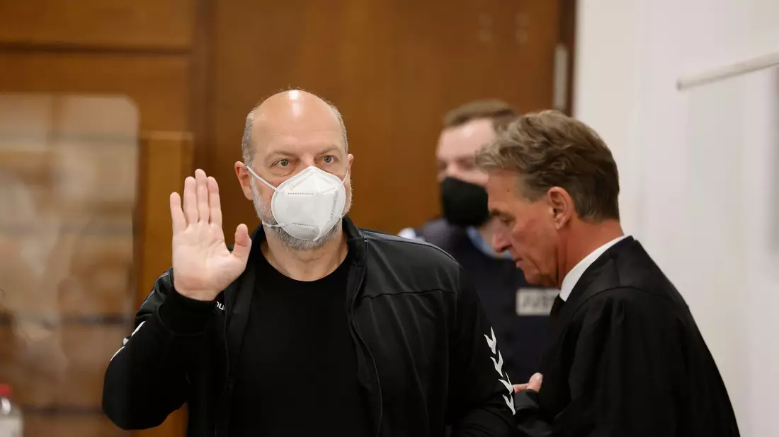 Der Reemtsma-Entführer Thomas Drach (l) muss sich wegen mehrerer Überfälle auf Geldtransporter verantworten. Nun kommt der Prozess zum Ende. - Bild: Thomas Banneyer/dpa