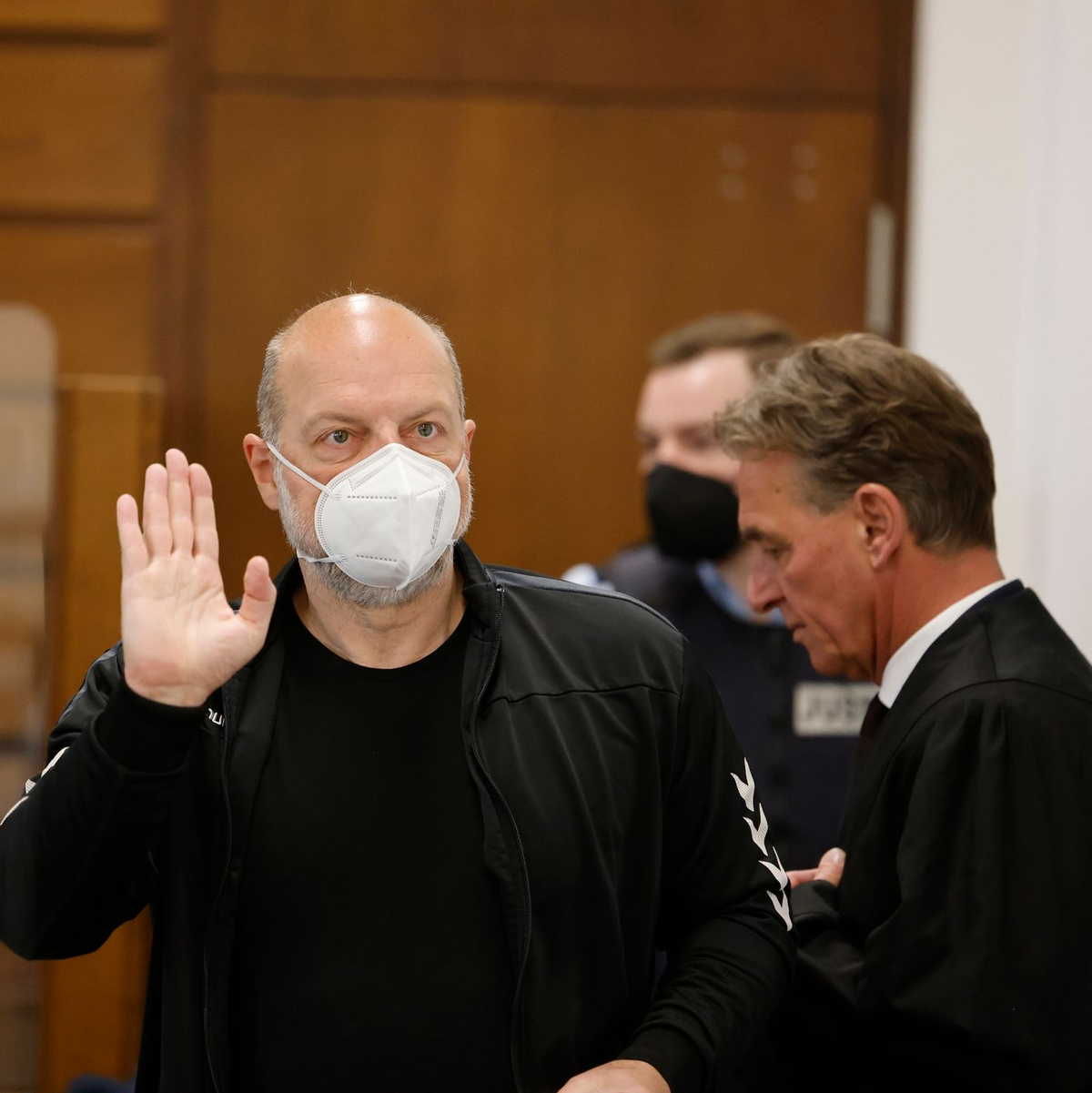 Der Reemtsma-Entführer Thomas Drach (l) muss sich wegen mehrerer Überfälle auf Geldtransporter verantworten. Nun kommt der Prozess zum Ende. - Foto: Thomas Banneyer/dpa