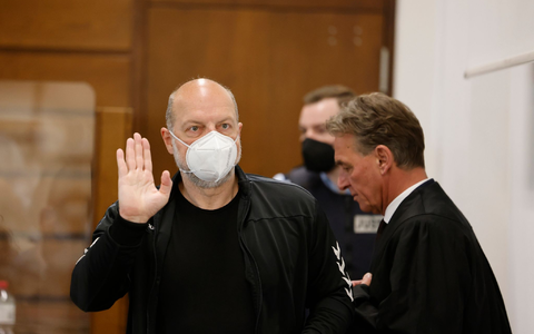 Der Reemtsma-Entführer Thomas Drach (l) muss sich wegen mehrerer Überfälle auf Geldtransporter verantworten. Nun kommt der Prozess zum Ende. - Foto: Thomas Banneyer/dpa