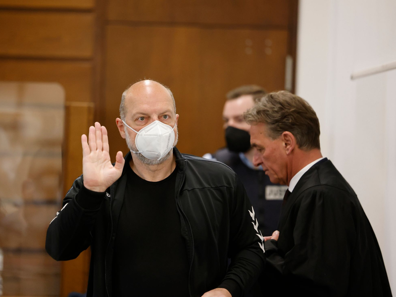 Der Reemtsma-Entführer Thomas Drach (l) muss sich wegen mehrerer Überfälle auf Geldtransporter verantworten. Nun kommt der Prozess zum Ende. - Foto: Thomas Banneyer/dpa