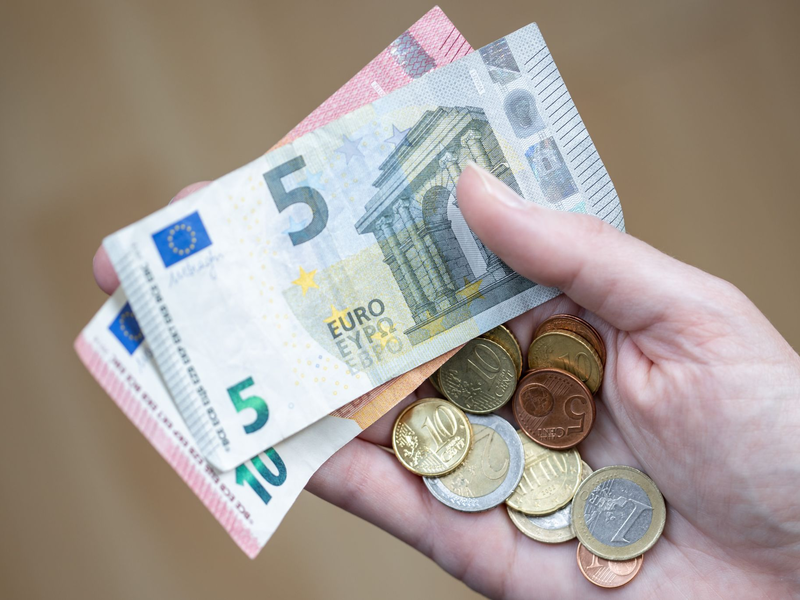 Laut dem Ifo-Institut könnte die Inflationsrate zum Sommer hin weiter sinken. - Foto: Daniel Karmann/dpa