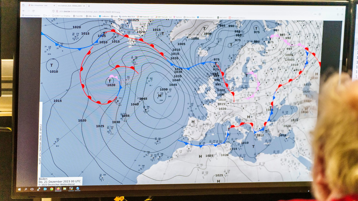 Ein Mitarbeiter des DWD sitzt im Leitstand des Großrechenzentrums vor einem Bildschirm mit einem Vorhersage-Modell. - Foto: Andreas Arnold/dpa