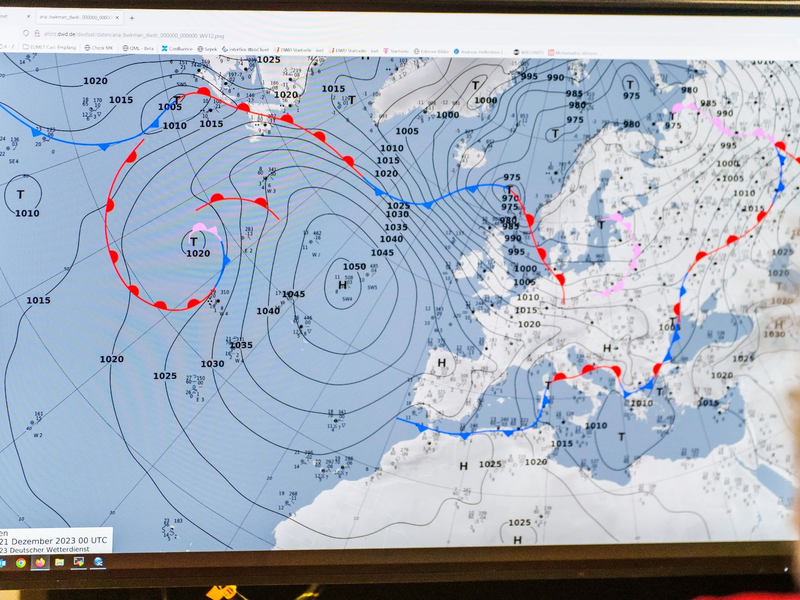 Ein Mitarbeiter des DWD sitzt im Leitstand des Großrechenzentrums vor einem Bildschirm mit einem Vorhersage-Modell. - Foto: Andreas Arnold/dpa