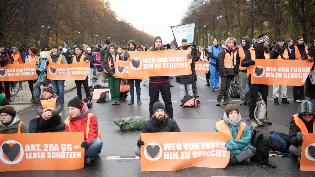 Die Polizei ist nach eigenen Angaben durch die Straßenblockaden und andere Aktionen massiv belastet worden. - Bild: Paul Zinken/dpa