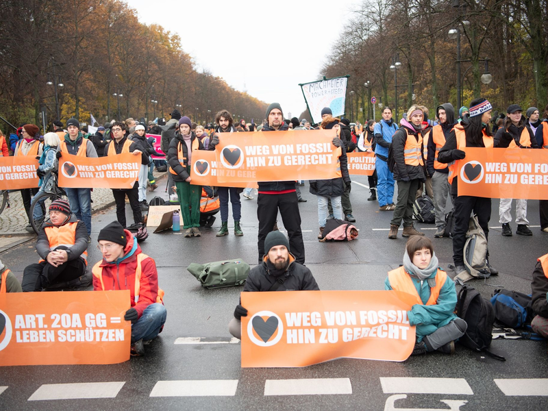 Die Polizei ist nach eigenen Angaben durch die Straßenblockaden und andere Aktionen massiv belastet worden. - Foto: Paul Zinken/dpa