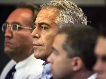 Nicht lange nach der Festnahme wurde Jeffrey Epstein (M) im August 2019 tot in seiner Zelle gefunden. Offiziellen Angaben zufolge nahm er sich das Leben. - Foto: Uma Sanghvi/The Palm Beach Post/AP/dpa