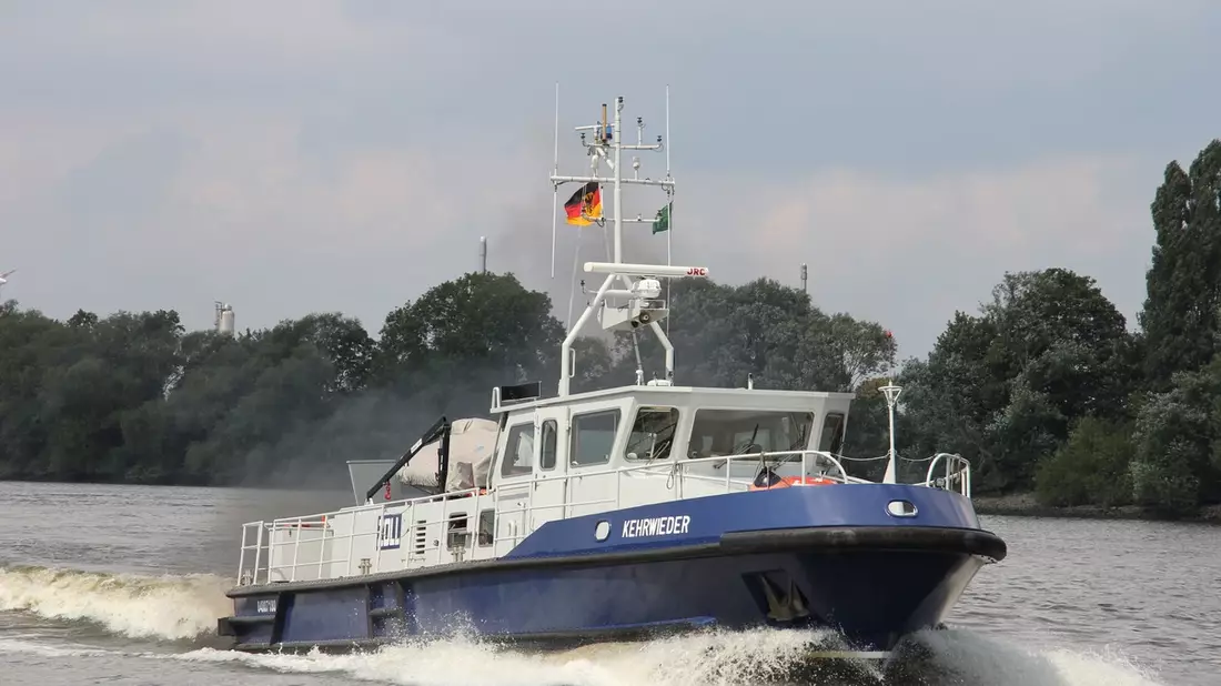 HZA-HH: Besatzung des Zollboots Kehrwieder rettet Person aus der Elbe // Rettungsaktion Höhe Elbphilharmonie - Bild: presseportal.de