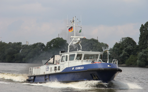 HZA-HH: Besatzung des Zollboots Kehrwieder rettet Person aus der Elbe // Rettungsaktion Höhe Elbphilharmonie - Foto: presseportal.de