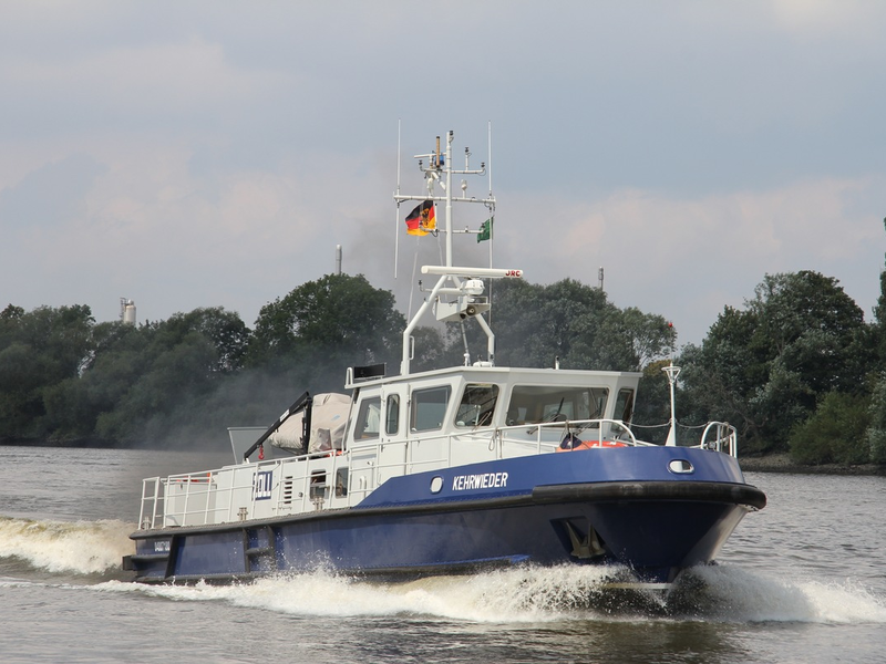 HZA-HH: Besatzung des Zollboots Kehrwieder rettet Person aus der Elbe // Rettungsaktion Höhe Elbphilharmonie - Foto: presseportal.de