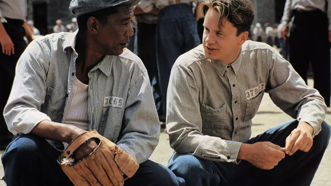 Morgan Freeman und Tim Robbins in «Die Verurteilten». In den Top 250 der IMDb belegt der Film seit 2008 den ersten Platz. - Bild: United Archives/Impress/dpa