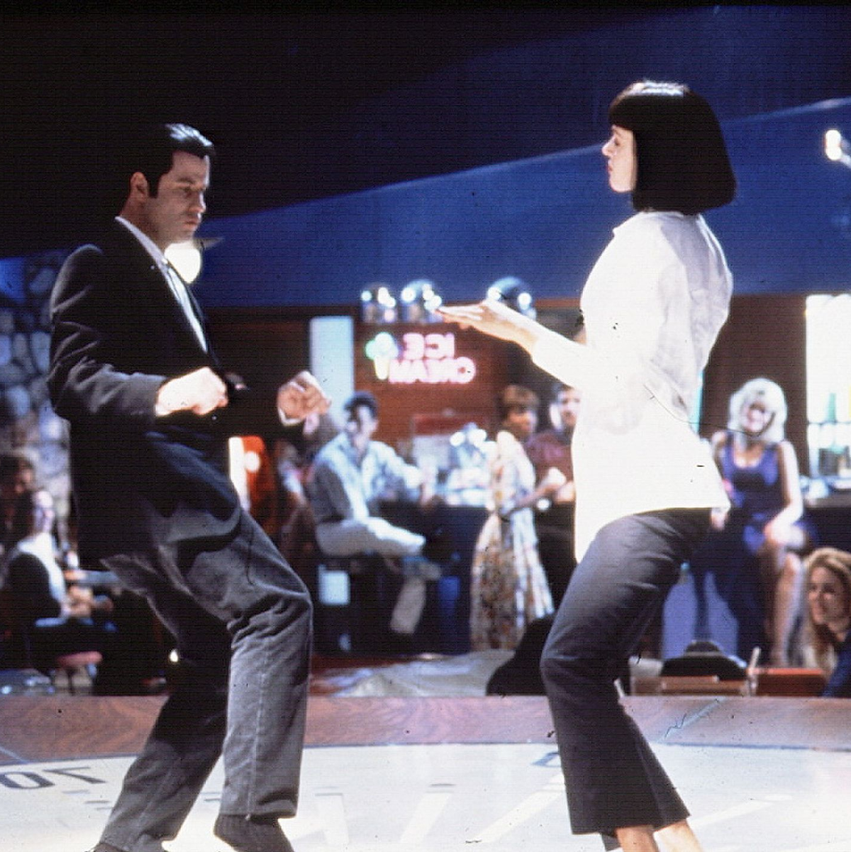 John Travolta als Vincent und Uma Thurman als Mia im Gangsterfilm «Pulp Fiction» von Tarantino. - Foto: -/United Archives/TBM/dpa