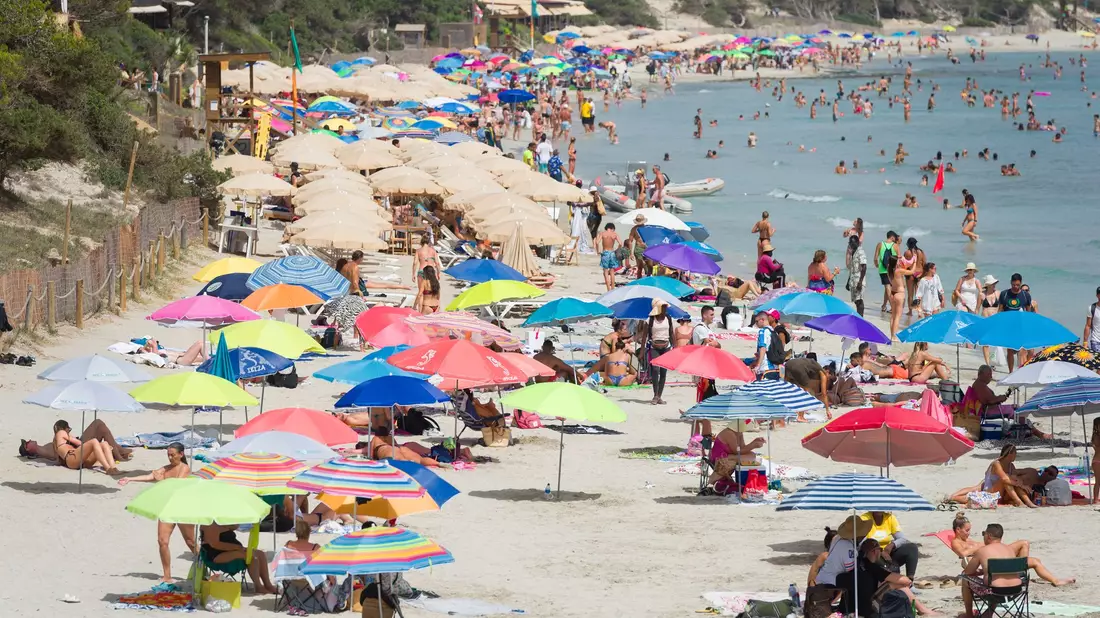 Ab ins Meer: Die Reisebranche erwartet mehr Buchungen für den Sommer. (Symbolbild) - Bild: Germán Lama/EUROPA PRESS/dpa
