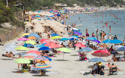 Ab ins Meer: Die Reisebranche erwartet mehr Buchungen für den Sommer. (Symbolbild) - Foto: Germán Lama/EUROPA PRESS/dpa